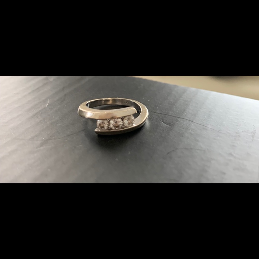 White gold three diamond ring
